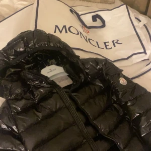 Moncler bady jacka  - Säljer denna sjukt snygga moncler bady jacka som är i toppen skick. Det finns finns qr kod och tags kvar. Dock finns inte kvitto o därför säljs den lite billigare. Går inte ner i pris!❤️