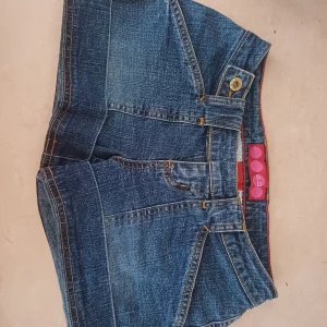 Glo Jeansshorts  - Super snygga low waist jeansshorts från Glo. Köpta på plick men säljer då de inte passade mig. Bra skick! Midjemått 33 cm tvärs över.