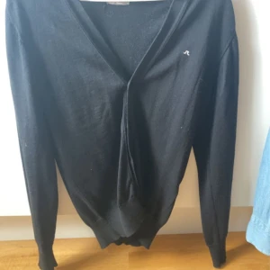 J.Lindeberg cardigan  - Tjena! Säljer nu min J lindeberg cardigan då jag ej använder den längre. Skicket är väldigt bra utan defekter. Storlek S, vid frågor hör av er! 