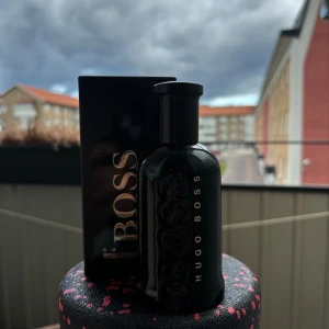 Hugo Boss bottled black edp - Tja! Säljer min Hugo Boss bottled black edp! En fantastisk fräsch och fin doft men har redan extremt många andra liknande parfymer därför säljs denna. Den har används lite till och från men absolut inte mycket ungefär 90ml kvar då flaskan ny va