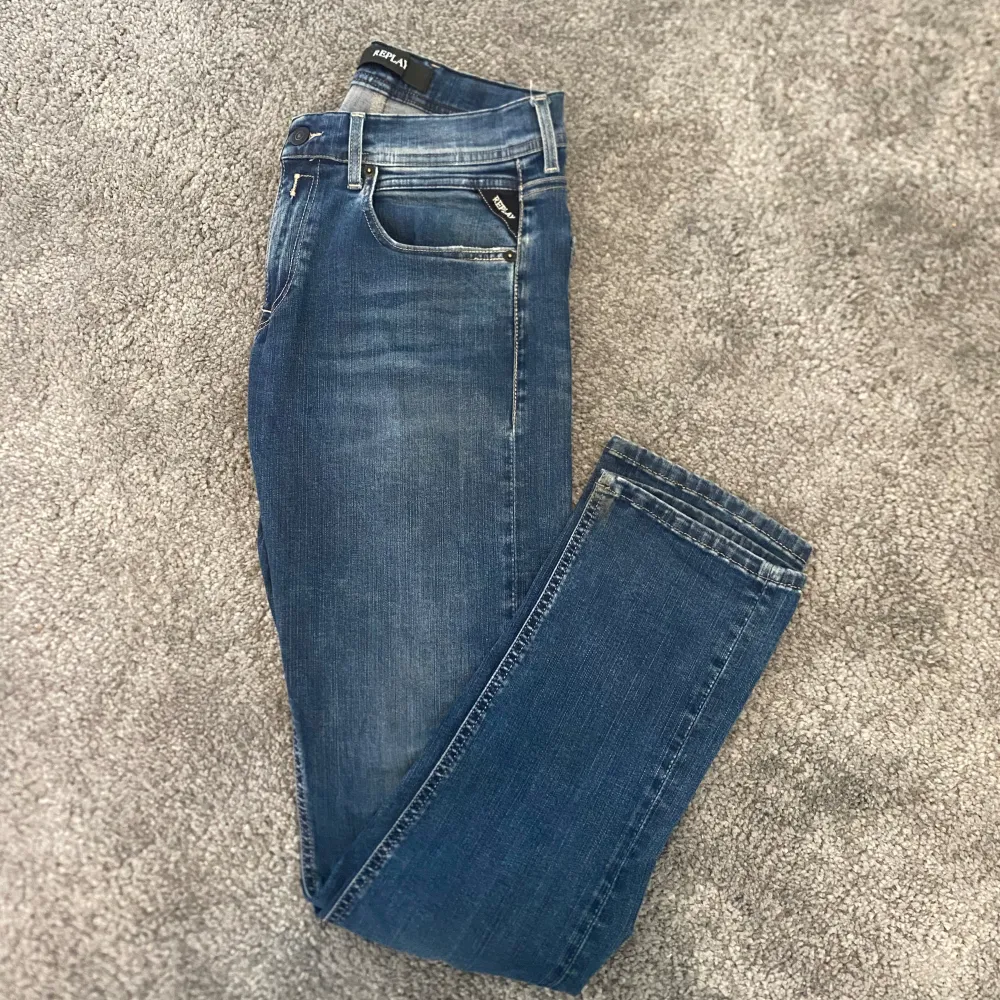 Tjena! Säljer ett par replay jeans som är i slim fit, storlek 30/32. Vet inte vilken modell det är men de är stretchiga och väldigt bekväma! En väldigt snygg blå färg. Har du några frågor är det bara att höra av dig.. Jeans & Byxor.