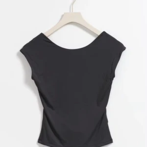 Gina tshirt  - T-shirt från gina tricot med öppen rygg. Perfekt till skolstarten! Har inte använt den så mycket därför Jättebra skick. Nypris 229, mitt pris 100kr. 