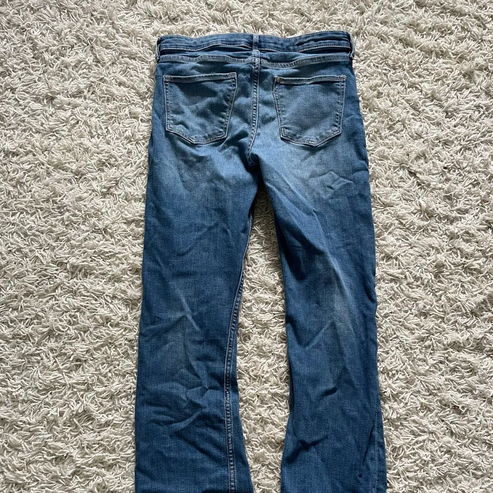 Ej nyskick. Tvättas vid köp. Blå bootcut jeans.. Jeans & Byxor.