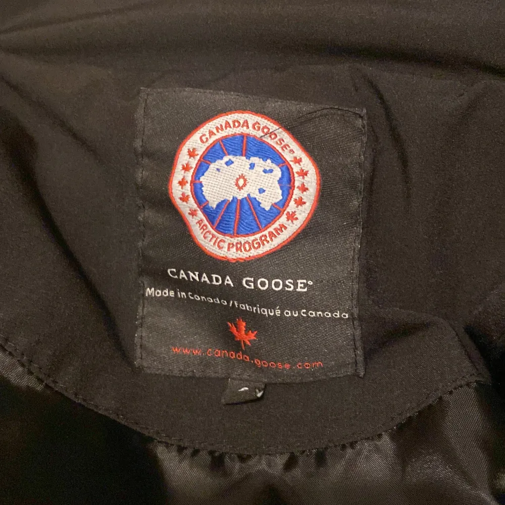 Nu säljer jag men kära canada goose väst för att jag inte får någon användning av den. Den är i väldigt bra skick. . Jackor.