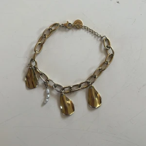 Edblad armband  - Jättefint guldiga armband från Edblad. Två pärlor saknas men jättefint ändå!❤️