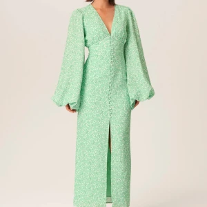 Adoore positano dress green - Helt ny och aldrig använd, prislapp och orginalförpackning kvar. Köpte fel storlek och missade att lämna tillbaka därav säljer jag den ❤️🥰