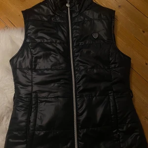 Armani väst  - Armani väst med päls på insidan, äkta såklart och sparsamt använd. Storlek xxs men den passar som xs❣️