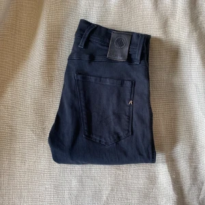 Replay anbass jeans - Replay anbass hyperflex jeans i storlek 29x32. Inga defekter. Säljer då jag vuxit ur dom. Är 183cm 70kg. Nypriss: 1200kr