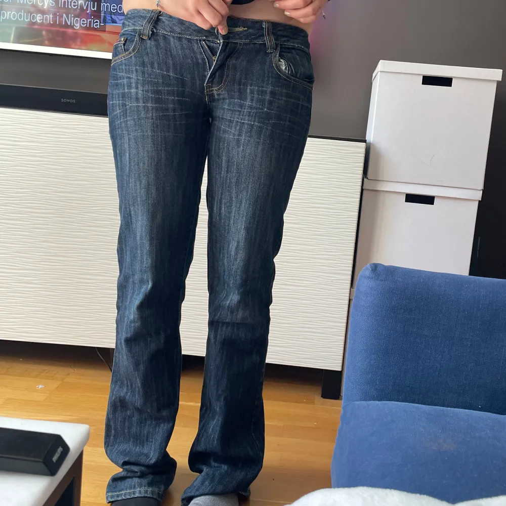 Fick som en gåva av en kompis och är riktigt ledsen att ge mig av med dom men de passar inte mig. Sjukt snygga! Marin blåa med bootcut såklart. Riktig low waist! Lite skadade vid benen( se bild). . Jeans & Byxor.