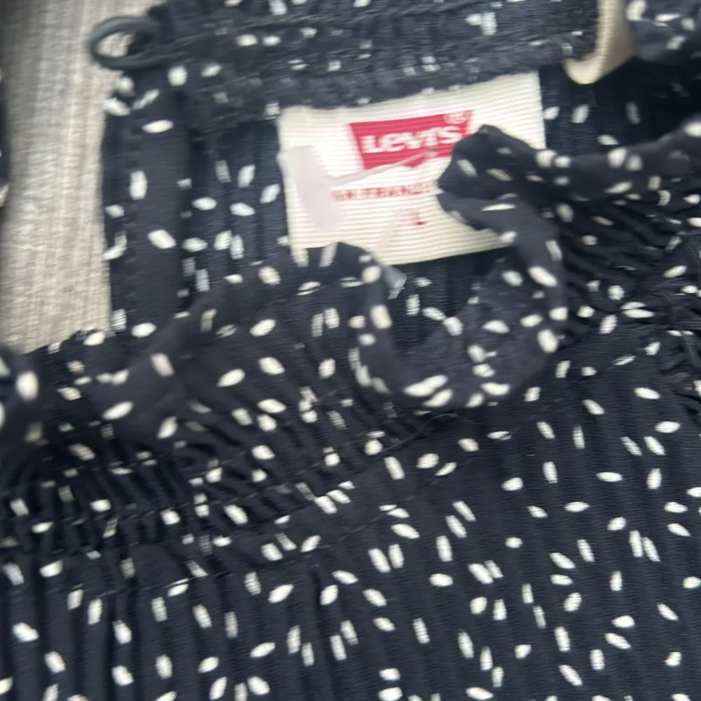 Blus från Levis i storlek L. Blusen är i kanonbra skick.😀 . Blusar.