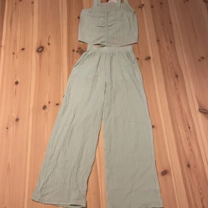 Ett Sätt -  Grönt. Materialet är linne Storlek 146 inte använd bra skick. 