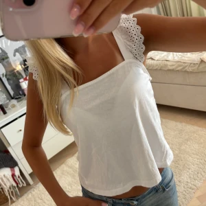 Fin topp från hm - Säljer denna jätte fin topp från hm inga defekter 💕
