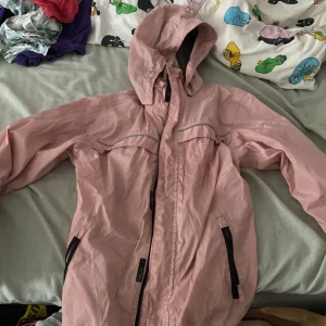 Jacka  -  En vattentät vindtät och ja allt sånt superfin och så käkar jag med reflex på ryggen och luvan storlek  146-152 från Lindex