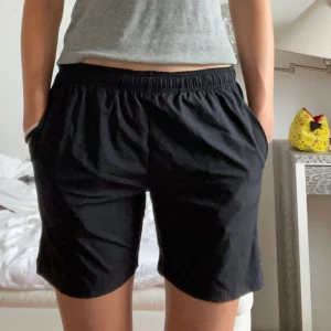 Svarta träningsshorts från SOC - Säljer ett par svarta träningsshorts från SOC i storlek xs-s. De är gjorda av ett lätt och bekvämt material, perfekt för träning. Shortsen har en elastisk midja med snörning för bästa passform. De är i nyskick och har inga defekter!