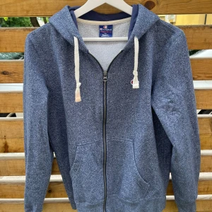 Champion Hoodie  - Champion hoodie i skick enligt bilder.  Postas samma dag eller dagen efter 🚀