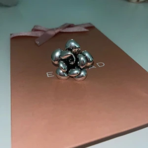Blom ring  - Super snygg Blom ring i silver. Säljer då jag inte använder silver 😇