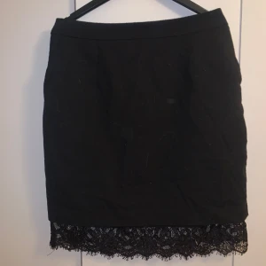 Svart kjol - Längd: 55 cm Midja:35 cm Skönt tyg, inga skador eller fläckar!