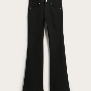 Säljer mina svarta bootcut jeans i storlek 158 men passar folk runt 160-165💗 - Svarta bootcut jeans 