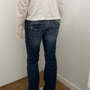 Low waist bootcut jeans - Skitsnygga jeans som inte kommer till användning, knappt använda! Pris går alltid att diskutera💗
