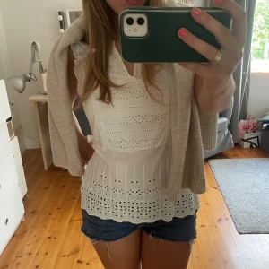 Vit topp - Super söt vit topp!! Jätte bra skick💞köparen står för frakt