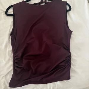 Topp från BikBok - jättefin topp från bikbok med öppen rygg. Aldrig använd 