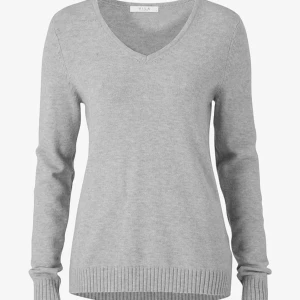 Grå stickad tröja vila  - Stickad tröja från vila. Köptes för 329kr. Bra skick. Skriv för fler bilder eller funderingar💞🥰pris kan diskuteras 