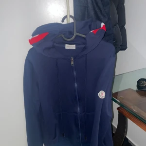 Moncler  - Moncler tröja i färg mörkblå tröja. Är endast använd en gång 