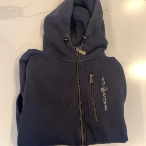 Marinblå sail racing zip up tröja - Sail racing tjocktröja i bra skick. Nypris 1500kr Säljs för endast 149kr