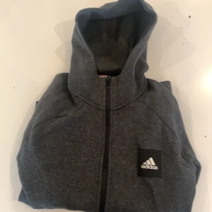 Adidas zip up tjocktröja - Väldig skön tjocktröja som tyvärr blivit för liten. Nypris:469kr Säljs för 119kr