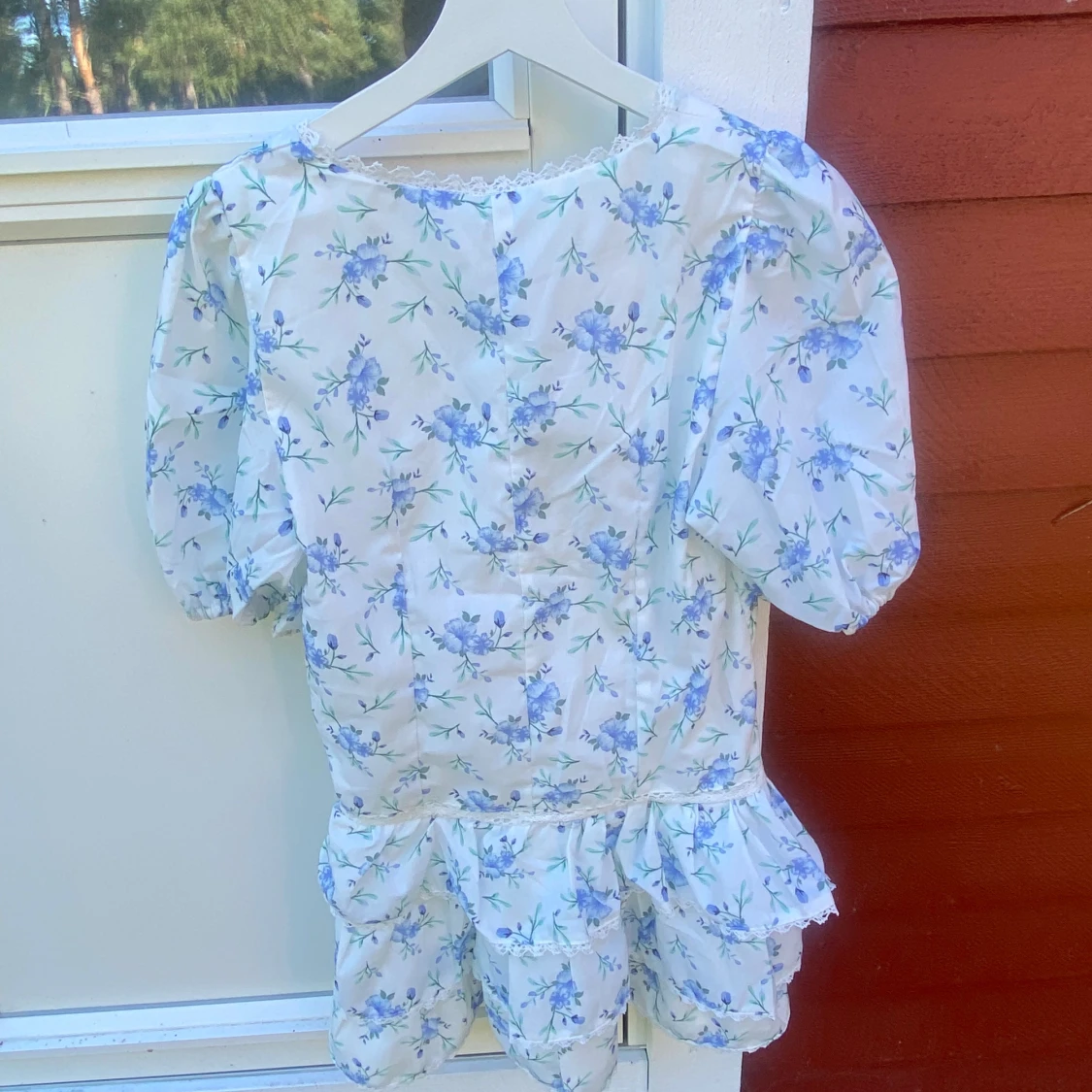 Blå vit blommig klänning! - 90