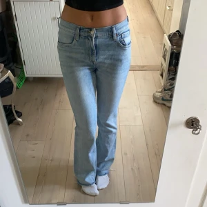 Midwaist jeans  - Säljer nu mina blå midwaist jeans från mango i storlek 38, men passar mig som i vanliga fall har 36, hör av er vid frågor 💗💗
