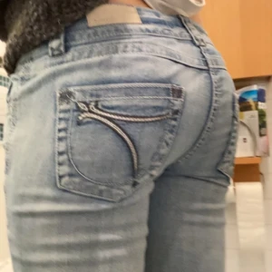  lågmidjade jeans - Superfina lågmidjade jeans från Arizona som är i nyskick! Säljer då jag aldrig använder de.