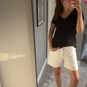 Zadig & Voltaire t-shirt - Säljer denna coola Zadig & Voltaire t-shirt med döskalle i nät på ryggen. Den kommer tyvärr inte längre till användning och är bara använd fåtal gånger. Inga defekter eller tecken på användning 💗
