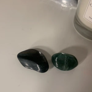 Kristall  - Syns dåligt men det är en obsidian och nån grön kristall😭🥥🌺