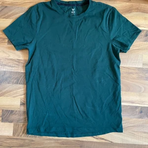 mörkgrön t-shirt  - en mörkgrön t-shirt i storlek s köpt från stadium. funkar att använda vid träning eller till vardags. använd ett fåtal gånger så är nästintill i perfekt skick. vid fler frågor, skicka iväg ett meddelande:D