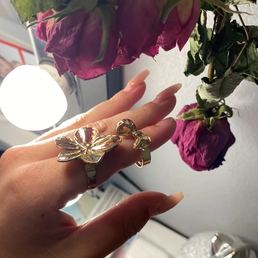 En fin Blom ring och en rosett ring, guld, superfina och passar perfekt till fina tillfällen. Justerbara ❣️. Accessoarer.