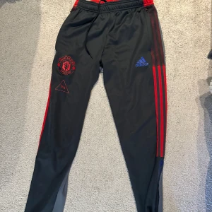 Manchester United träningsbyxor - Säljer nu dessa Manchester United träningsbyxor som är i storlek s. Dom är i väldigt bra skick, säljer pga att dom är för små för mig.
