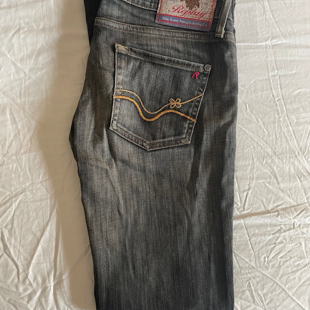 Superfina replay jeans med söta fickor, köpta secondhand så lite tecken på användning men för mesta del som nyskick💞 skriv om du har frågor elr vill ha fler bilder😊. Jeans & Byxor.