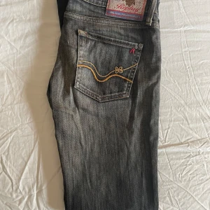 Replay jeans - Superfina replay jeans med söta fickor, köpta secondhand så lite tecken på användning men för mesta del som nyskick💞 skriv om du har frågor elr vill ha fler bilder😊