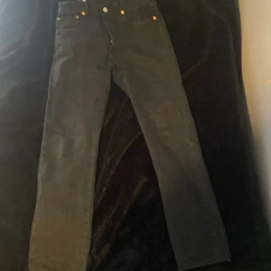 Levis jeans - Tjena, säljer några svarta loose fit Levis jeans. Använt ett par gånger. Hade kunnat tänka mig och gå ner i pris vid snabb affär. Nypris är runt 1000. Ifall ni har några frågor så är det bara och skriva till mig.