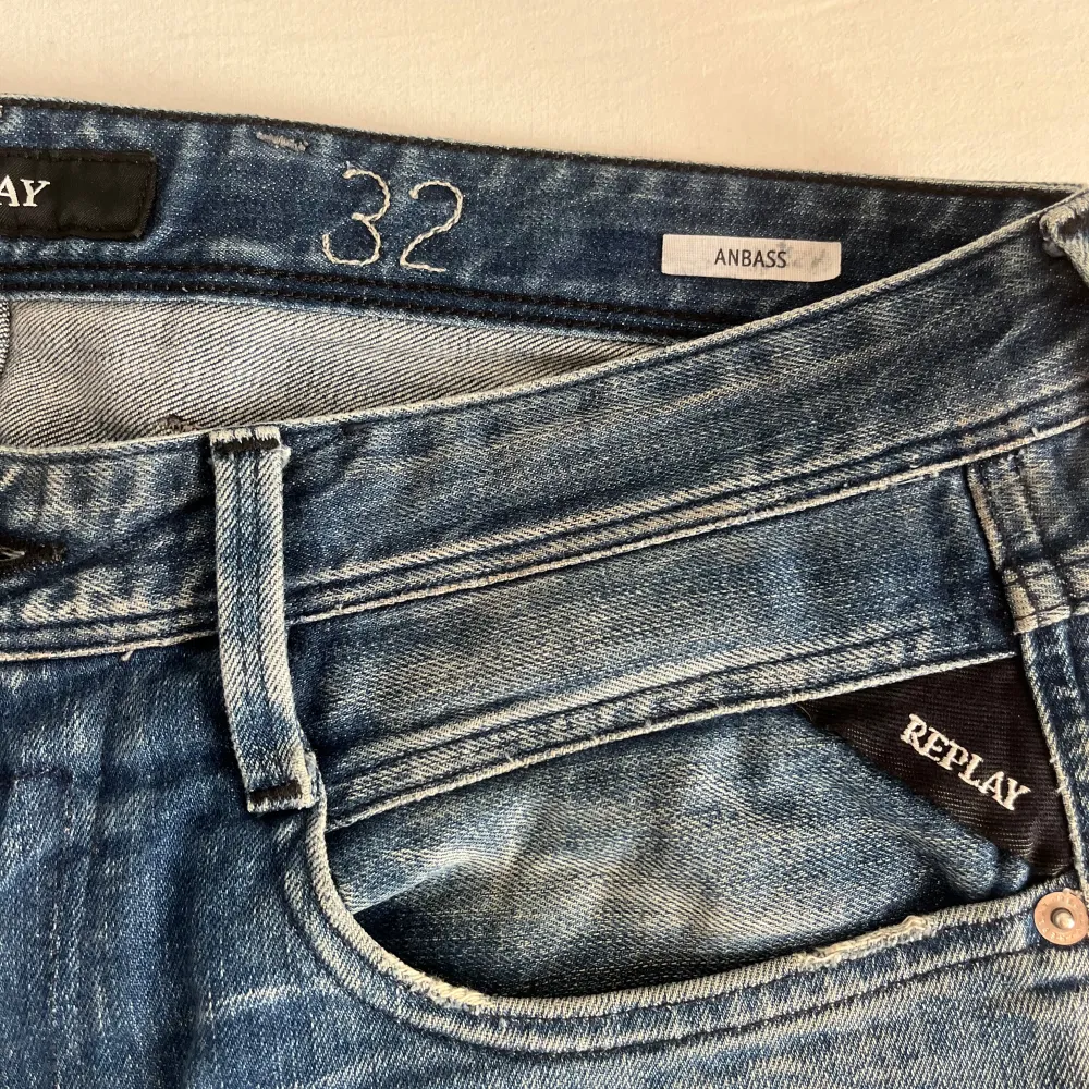 Replay anbass jeans i färgen blå. Storlek 32/34 men passar 32/32. Fint skick, köp för endast 549kr. Jeans & Byxor.