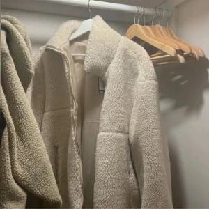 Teddyjacka! - Superskön teddyjacka från Boohoo med prislappen kvar! Säljer då den är för stor, pris kan diskuteras💕