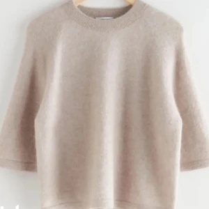 & other storlek t shirt  - Stickad t shirt från other stories, inte nopprig och ser ut som ny🩷