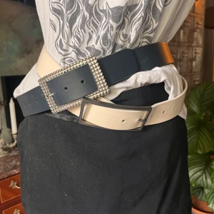 Skärp  - Två fina skärp!  Båda för 50kr  Eller ett för 25