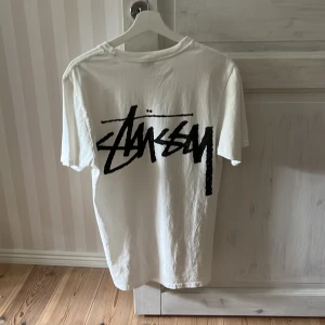 Stussy T-shirt  - Stussy T-shirt i bra skick! Storlek S! Tags medföljer! Kvitto kan letas fram vid intresse. 