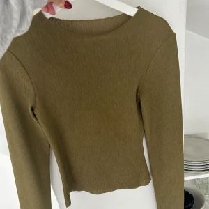 A-DSGN tröja i grönt - så fin grön färg, perfekt till alla årstider! lång i ärmarna och fin tajt och stretchiga passform! (tredje bilden är på samma tröja fast i brunt och samma storlek!)