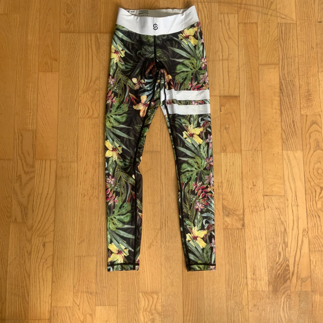 Mönstrade träningstights från Stronger - 90