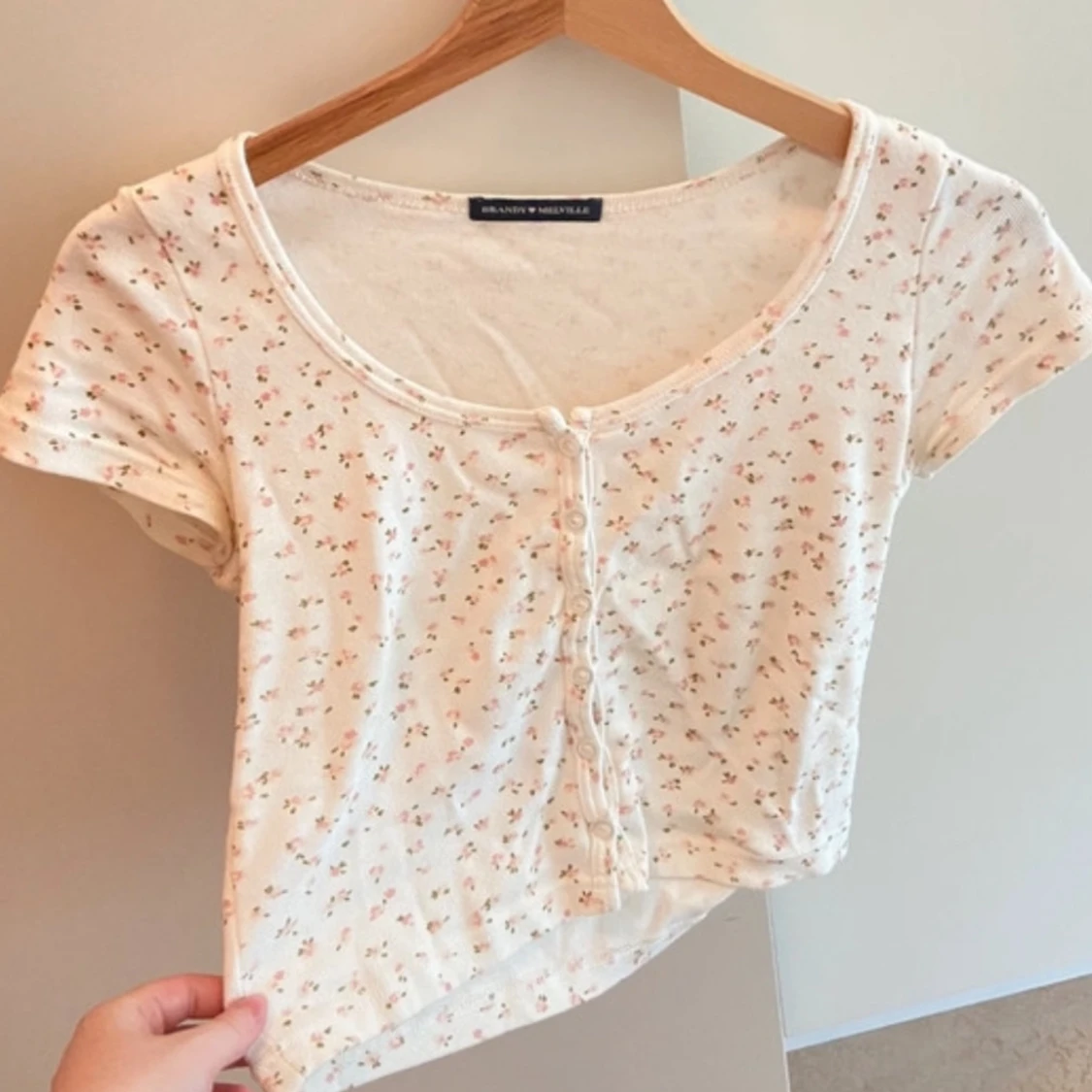 Vit blommig topp från Brandy Melville