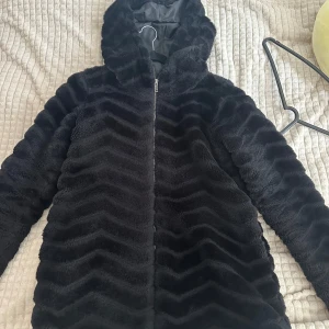 Pälsjacka  - Pälsjacka i svart, i bra skick.  