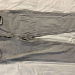 lowwaist Jeans Gina  - Super fina jeans, små i midjan för mig därför jag säljer. Mer info om mått finns på Ginas hemsida https://www.ginatricot.com/se/klader/jeans/low-waist-jeans/jeans-177248031
